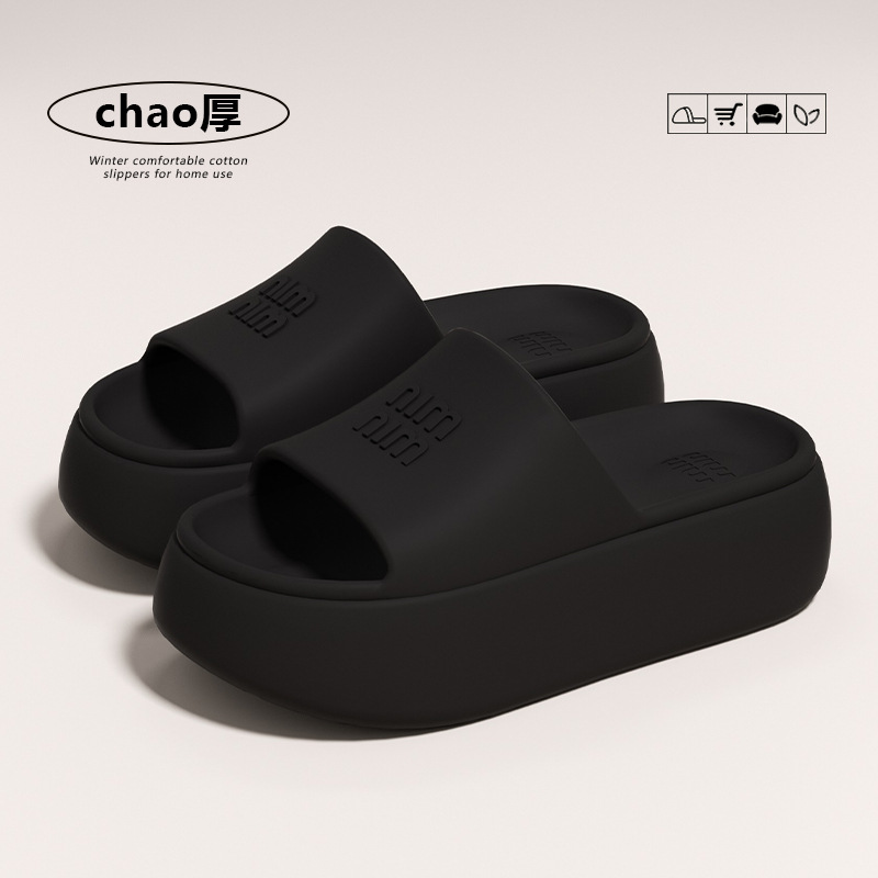 Zapatillas de fondo grueso para damas verano nuevo interior antideslizante sensación de pisar mierda puede usar pareja sandalias mujeres