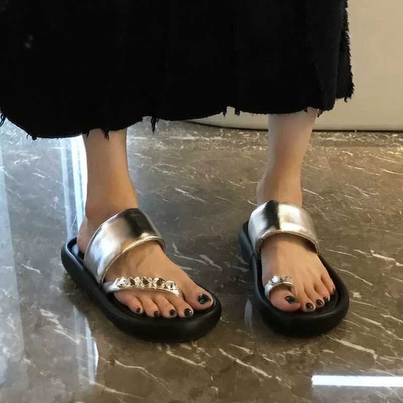 Холодные тапочки с юбками и ножками на берегу моря