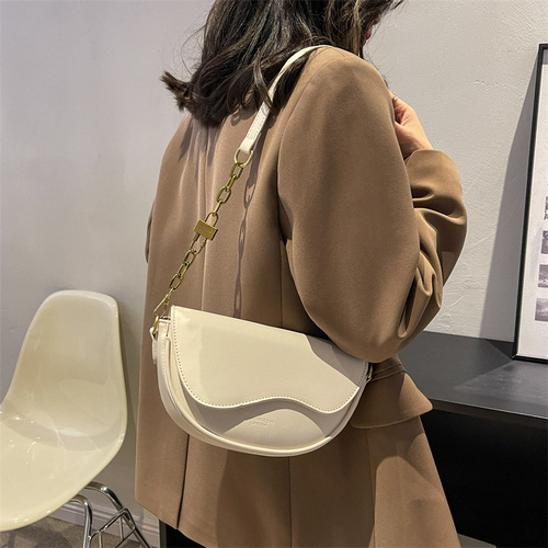Fashionable textured small bag for women  autumn and winter new popular retro versatile crossbody bag single shoulder armpit saddle bag