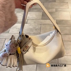 女性用の白い脇の下バッグ、新しい軽い高級ニッチハイエンド通勤大容量ポータブルショルダーバッグ