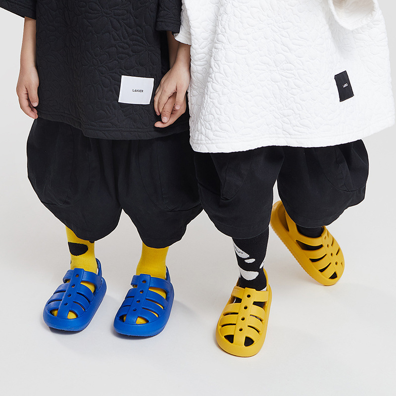 优調ビーチかわいい子供サンダルの外に通気性の柔らかい弾の厚い底を着ることができます。
