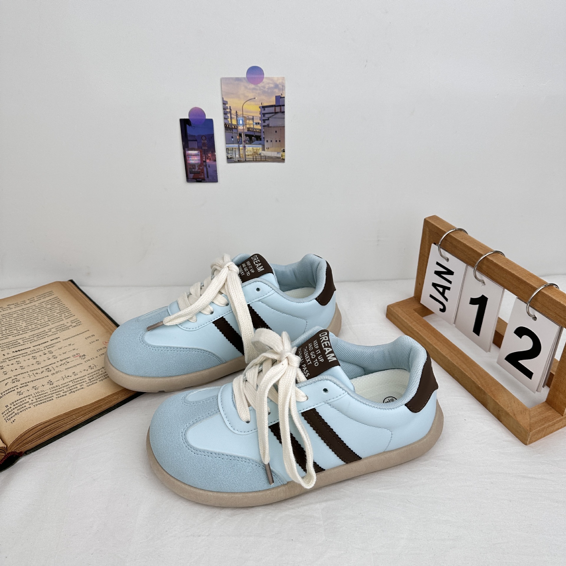 Yuanbo 2025 estudiantes zapatos de deporte de tendencia de punta cuadrada de corte bajo zapatos de entrenamiento alemán para mujer zapatos de lona casuales coreanos de todo fósforo