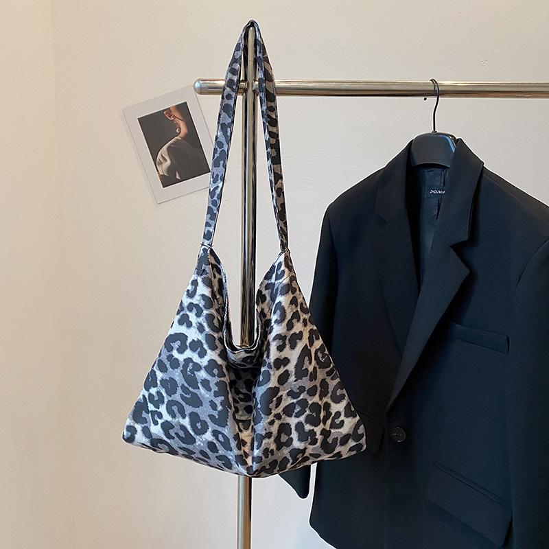 Bolso de lona de leopardo para mujeres 2024 nuevo estilo coreano estilo académico bolso de mano de hombro casual de gran capacidad bolsa de mano