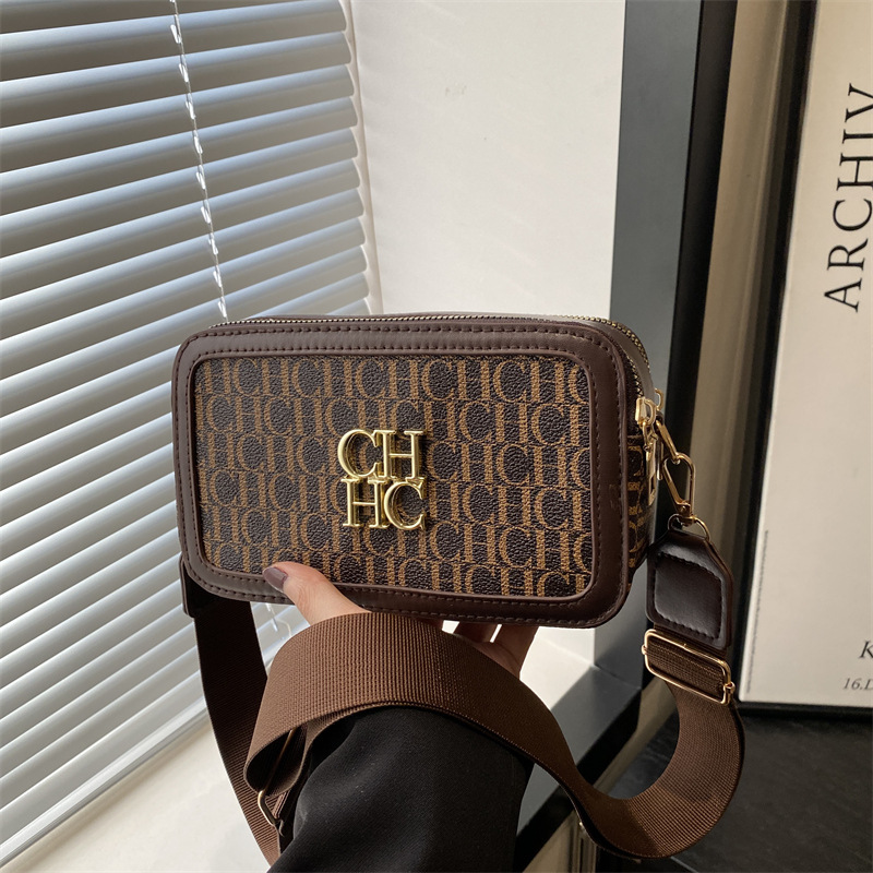 Nueva moda de primavera de 2025 letras impresión bolso cuadrado personalidad de color contraste amplio cinturón de hombro bolso de mujer