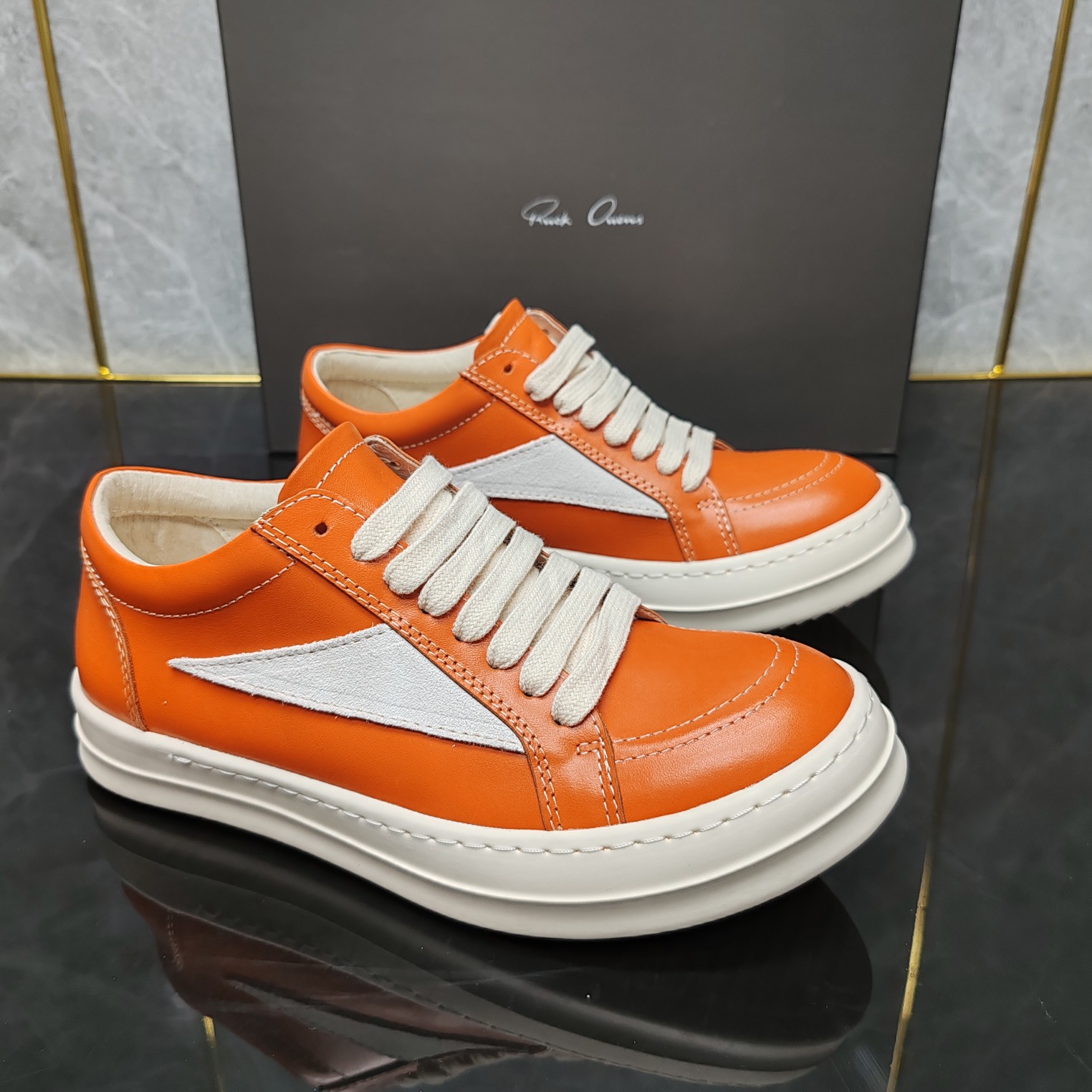 Sepatu Pria Low Top Oranye Ro Model Baru Sepatu Wanita Netral Kasual Sederhana Modis Trendi Kulit Asli Segitiga Kecil Model Pasangan