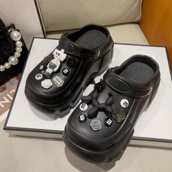 2024 Cave Shoes Women's Summer Outwear Tread Feeling Increased Thick Sole Non-slip Fashion Internet Popular Cute Beach Sandals