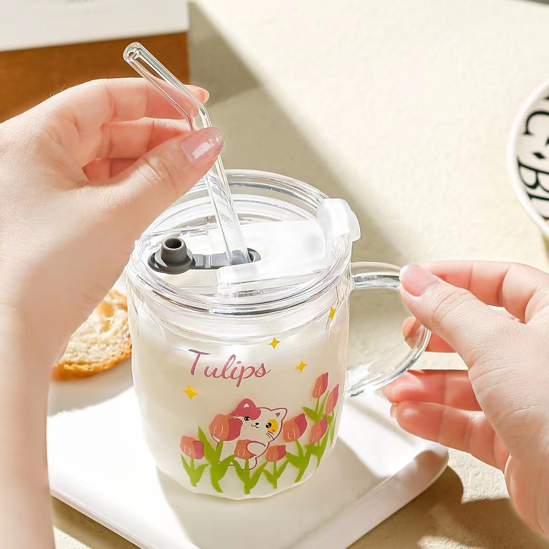 Creativo de alto aspecto tulipán flor paja taza chica desayuno taza hogar vidrio taza de agua con mano regalo taza