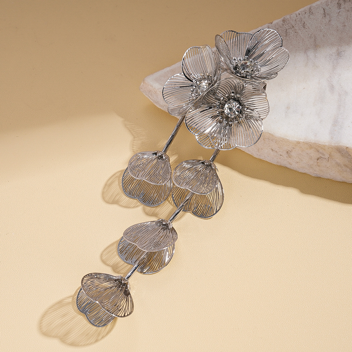 Europa y América retro transfronterizos diamantes huecos broches de flores de malla aire frío temperamento de moda lujoso ligero accesorios de alta calidad
