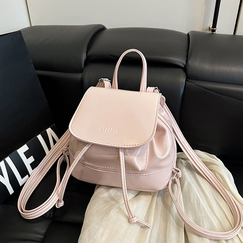 Mochila femenina de diseño de nicho simple y versátil 2025 nueva mochila casual popular mochila de viaje de moda pequeña mochila escolar