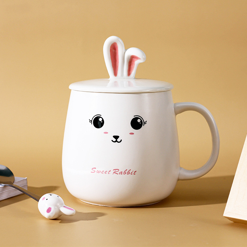 Taza de marca creativa de dibujos animados conejo con tapa taza de cerámica de alta capacidad de taza de agua potable estudiantes de agua al por mayor
