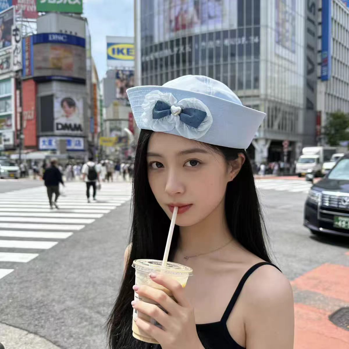 파란색 리본 장식 세일러 모자
