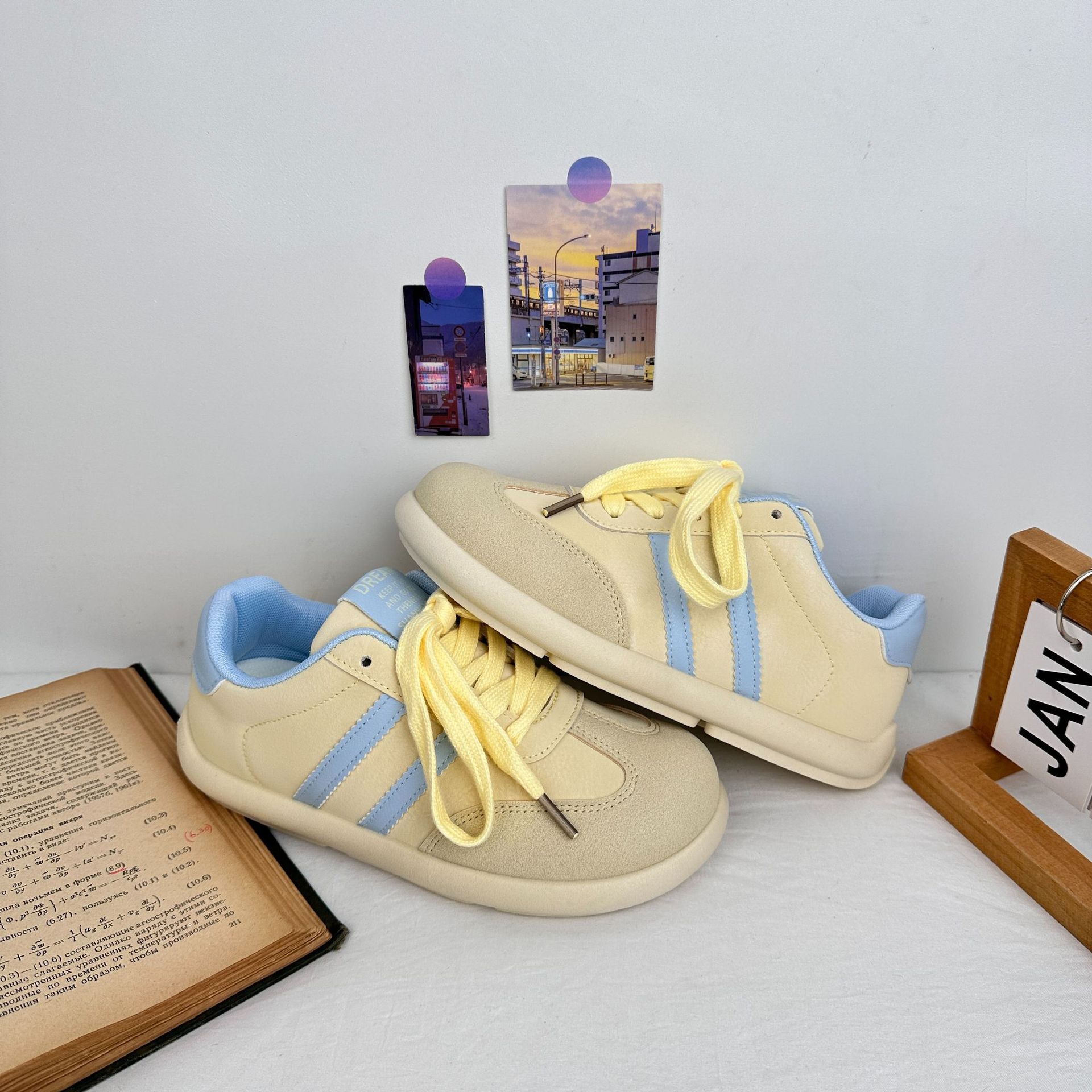 Yuanbo 2025 estudiantes zapatos de deporte de tendencia de punta cuadrada de corte bajo zapatos de entrenamiento alemán para mujer zapatos de lona casuales coreanos de todo fósforo