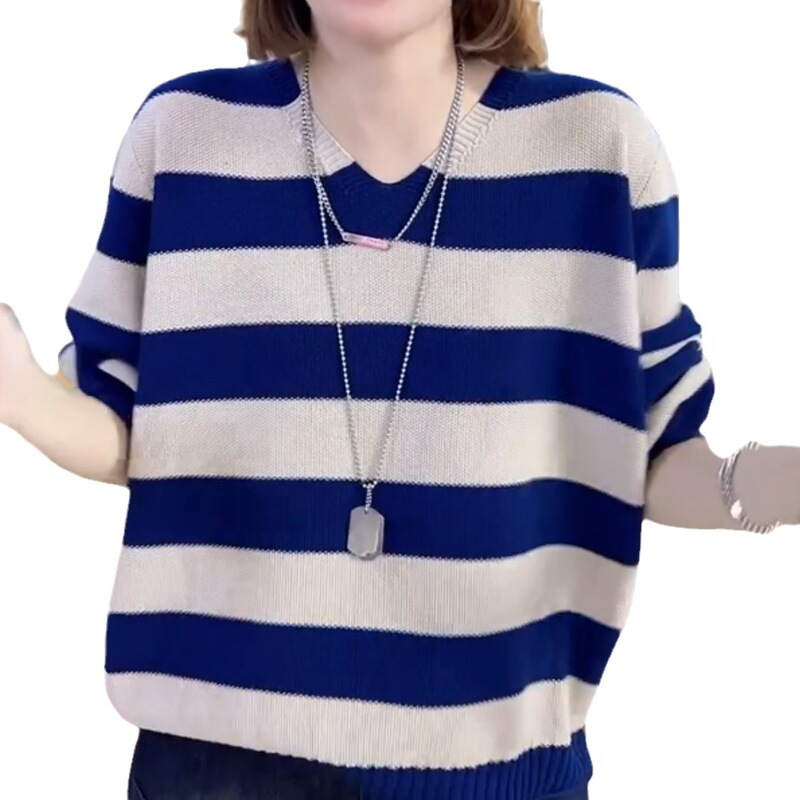 長袖のセーターの女性の早秋の新型のファッションのゆったりしているストライプのニットは年齢を減らして明らかにやせているvネックのニットのお母さんのシャツを現します。|undefined
