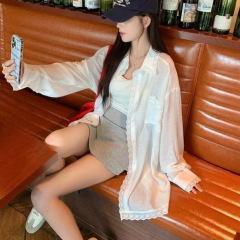 フランス式の少女感のレースはシャツの女性をつなぎ合わせます。