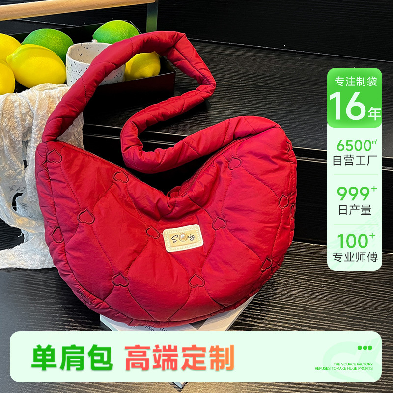 秋冬棉服羽绒斜挎包定制菱格缝纫爱心刺绣单肩包尼龙云朵饺子包包