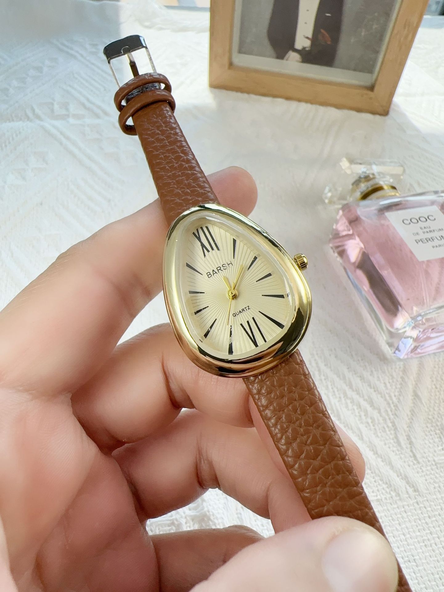 50g Weight Ordinary Glass Mirror Material Imitation Leather Strap Material Watch Classification Pointer+Number Display Type Buckle Buckle Style Drop shape Dial Shape Quartz Movement Women's Gender Retro Solid Color Buckle Quartz Watch Women's Watches 3