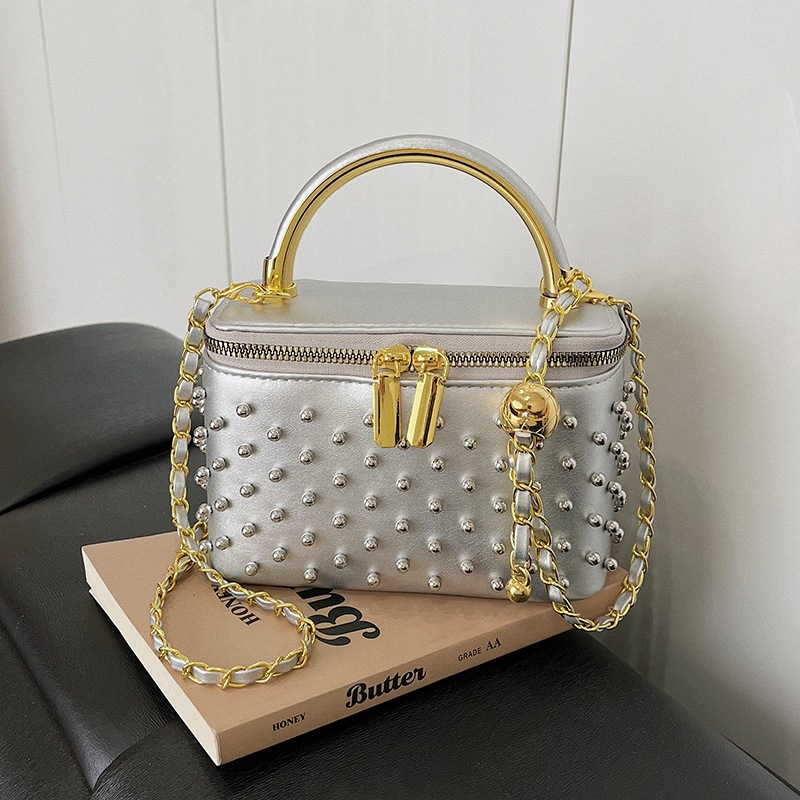 Personalidad transfronteriza bolsas de caja de remaches pequeñas cadenas de viento de fragancia bolsas de mano nichos de moda diaria bolsas de hombro