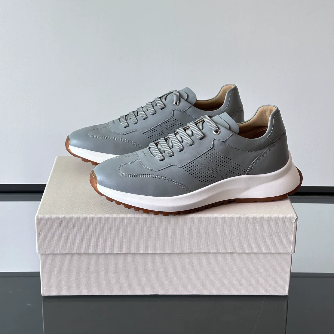 Повседневная спортивная обувь из воловьей кожи для мужчин, мужские перфорированные кроссовки из натуральной кожи на шнуровке, новые белые мужские туфли для путешествий для вождения