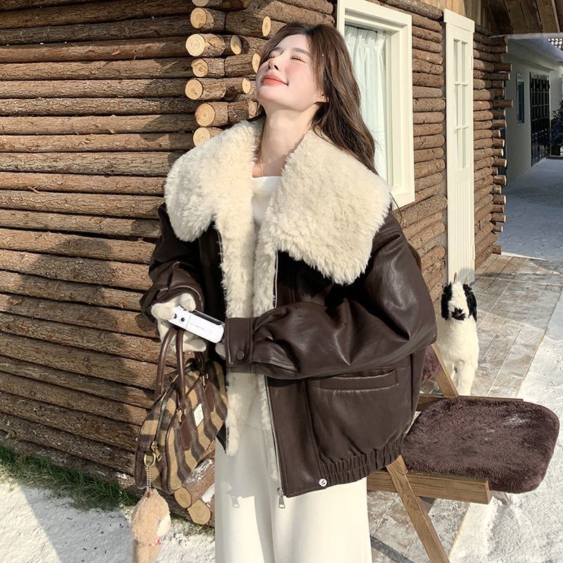 Brown Lamb Wool Doll Collar Leather Jacket with Fleece Lining, Thickened and Warm, New Winter Style for Petite Women, Vintage Short Coat