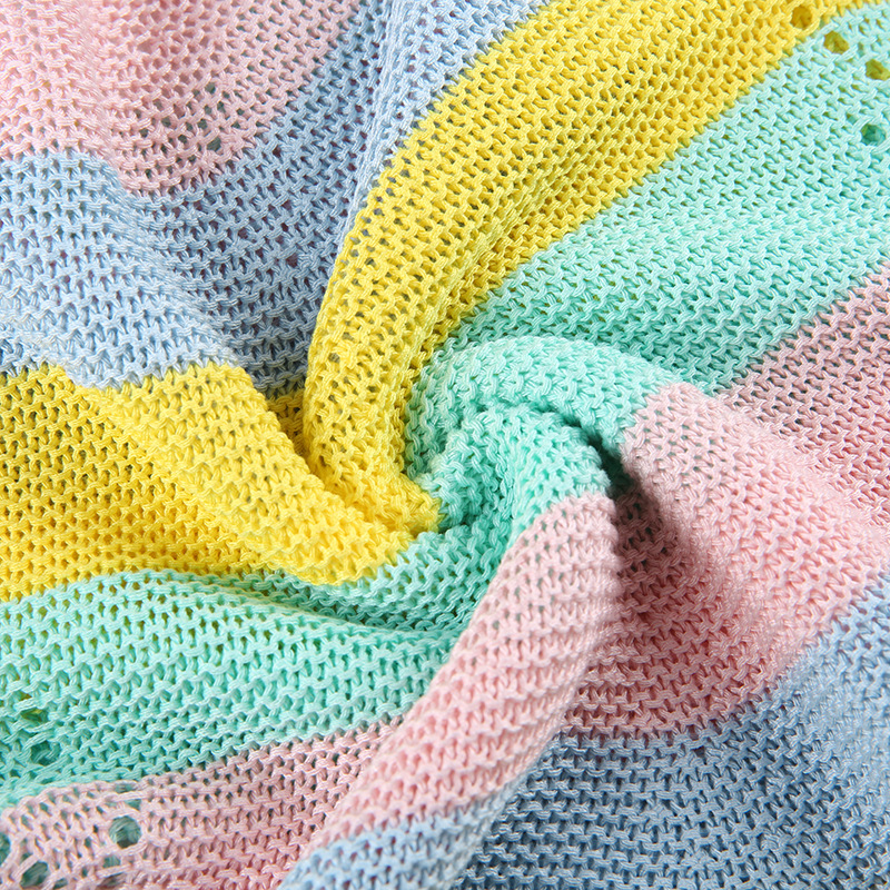 Vestido lencero hueco en el pecho con cuello halter y rayas onduladas en contraste de color NSKAJ135320