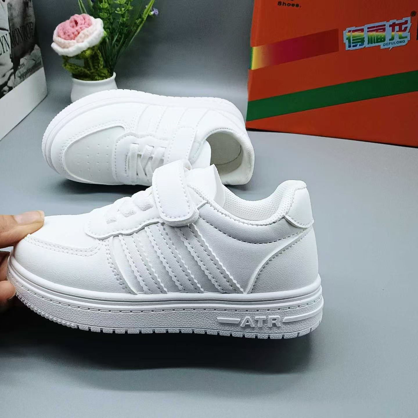 Día de junio zapatos blancos nuevos niños de 3 - 8 años de ultra fibra ligera zapatos para niños y niñas zapatos de skate bebé zapatos transpirables