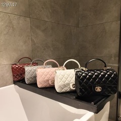 ハイエンドの小さな香りの羊革ハンドヘルドロック小さな正方形のバッグ女性のための 2025 春と夏の新しいファッションチェーンクロスボディバッグ