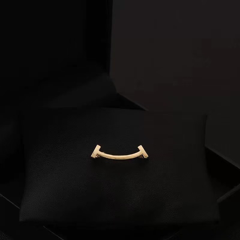 Cute Japanese-Style Simple Smile Face Brooch for Women, High-End Elegant Fixed Collar Anti-Exposure Pin Accessory