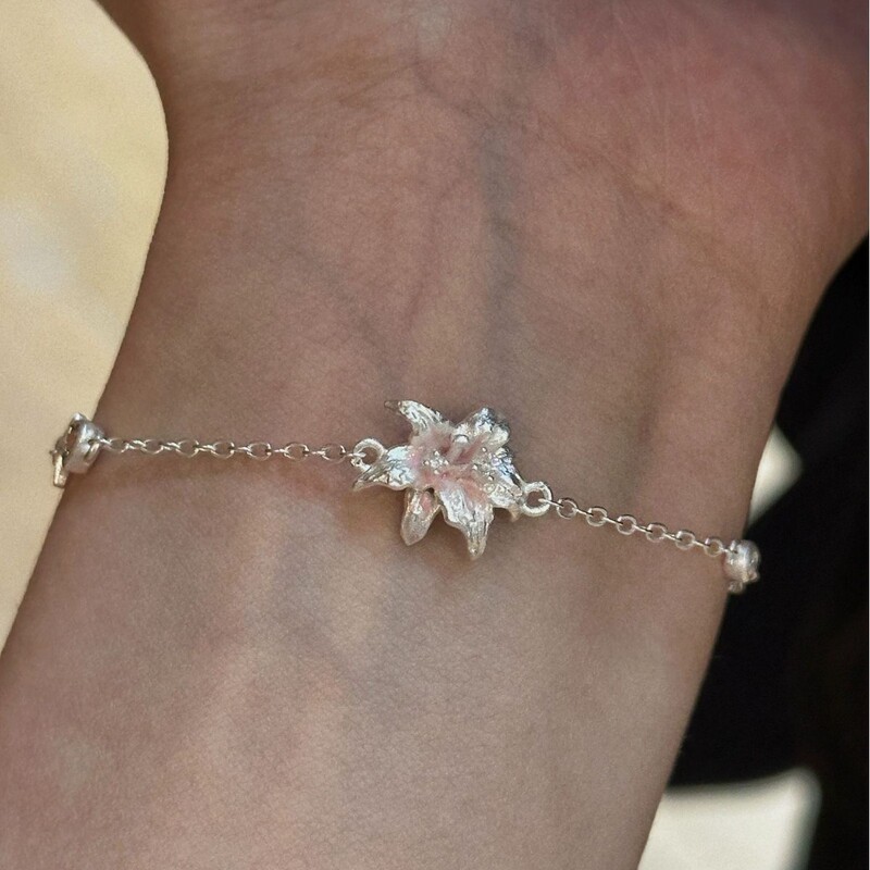 Cool and elegant Korean-style silver lily bracelet, niche and sophisticated, versatile for commuting, a simple and stylish gift for women