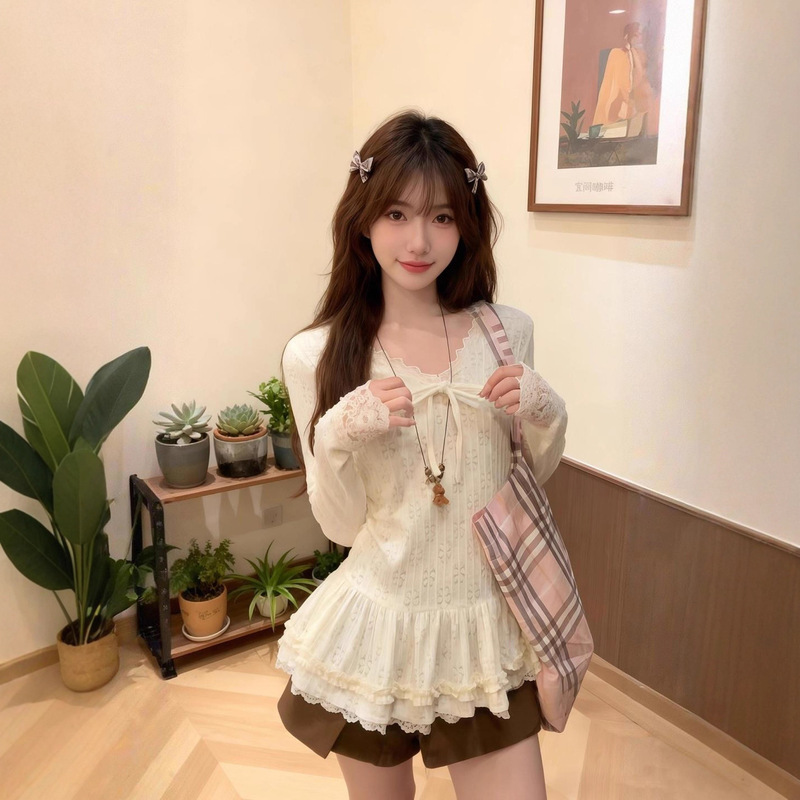 Korean-Style Sweet Lace V-Neck Long-Sleeve T-Shirt for Women, New Autumn and Winter Collection, Waist-Cinching Ballet-Style Lace Top for Layering Korean-Style Sweet Lace V-Neck Long-Sleeve T-Shirt for Women, New Autumn and Winter Collection, Waist-Cinching Ballet-Style Lace Top for Layering