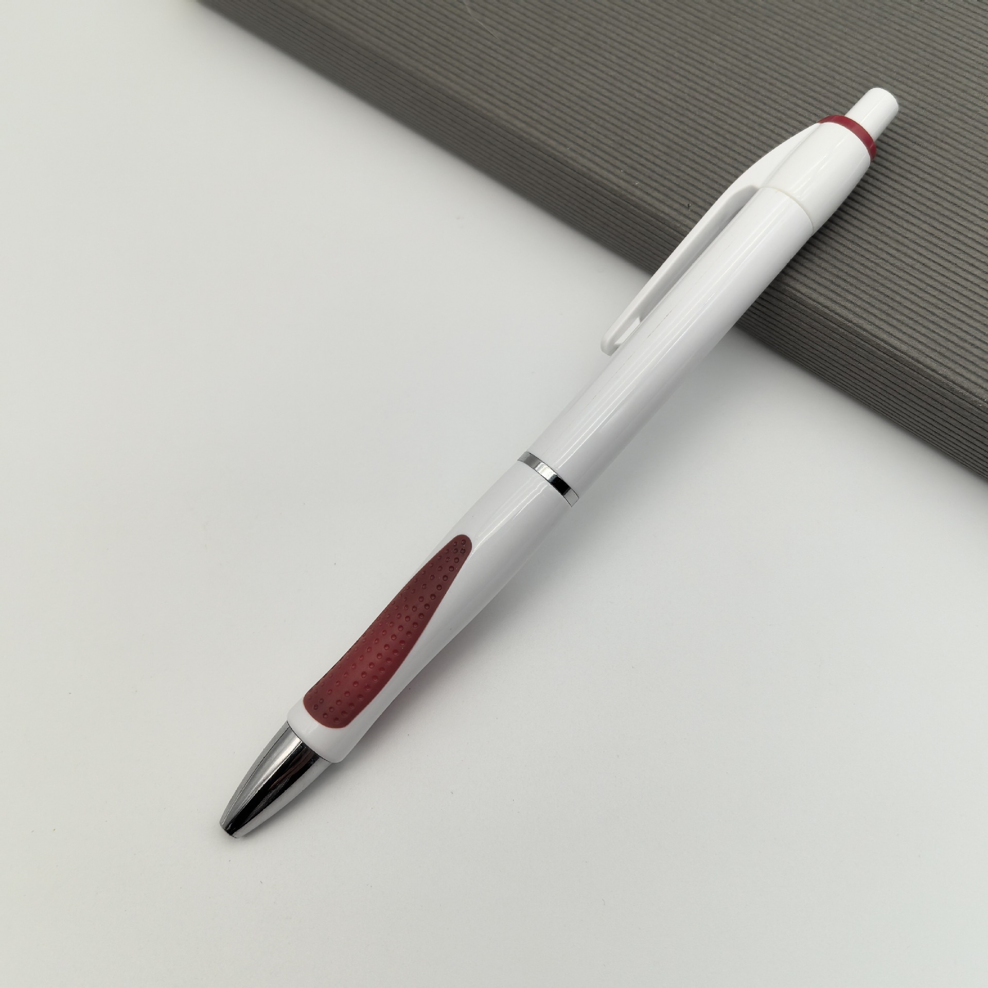 Suministro de bolígrafos publicitarios de plástico de doble formación, bolígrafos publicitarios transfronterizos, bolígrafos publicitarios baratos, venta caliente en Europa