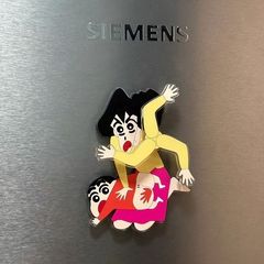 クレヨンしんちゃんの周りの回転冷蔵庫マグネット、パーソナライズされたクリエイティブな美しさ、母親が Xiaoxin のお尻を叩く磁気装飾