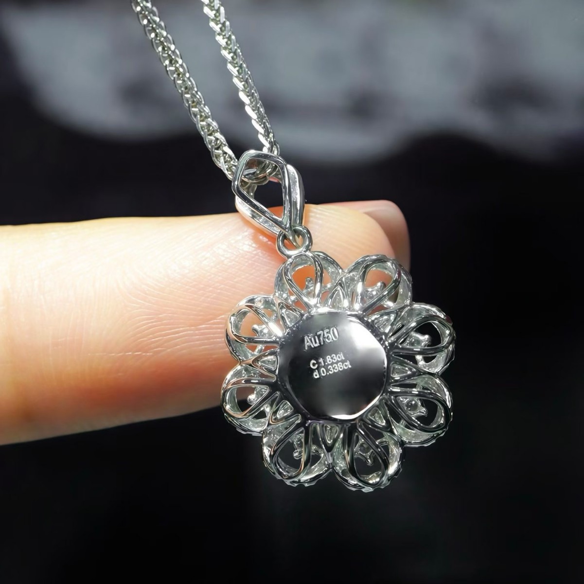Unburned emerald, cat's eye pendant, jewelry design, women's accessories, versatile jewelry, Y2018