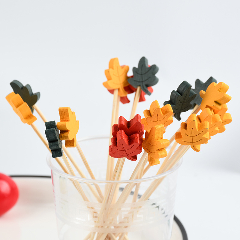 Un solo uso de palillos de fruta de hoja de arce palillos de dientes de dibujos animados palillos de fruta de hoja de arce palillos de dientes artísticos palillos de bambú al por mayor