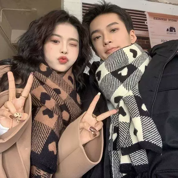 Internet Celebrity Knitted Heart Scarf for Women in Autumn and Winter Black and White Plaid Soft Student Cute Thickeneded Scarf Couple Style