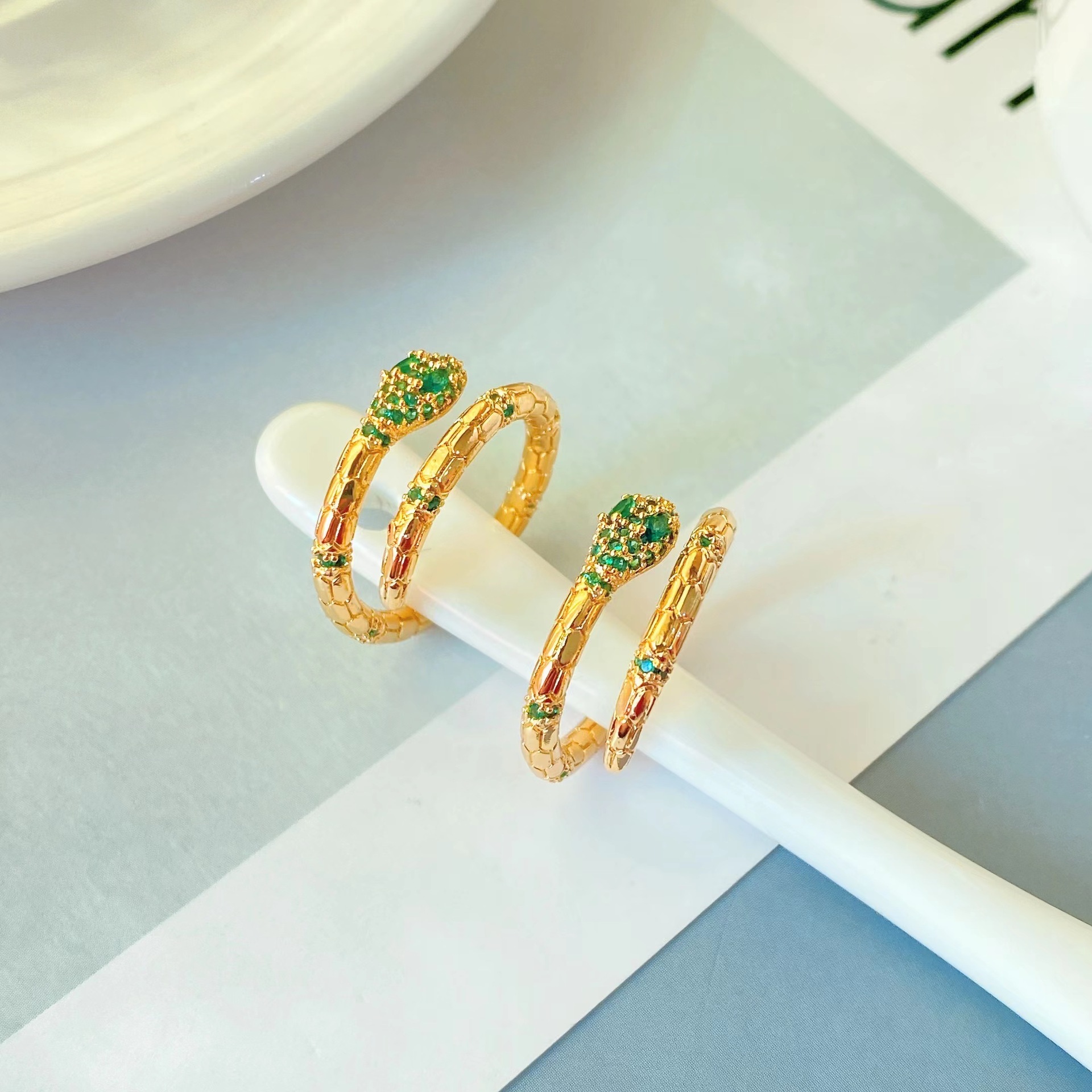 new copper-plated 18k gold snake-shaped winding micro-encrusted diamond open ring