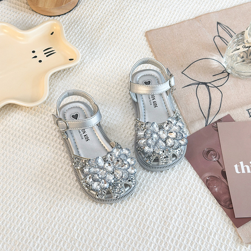 Zapatos casuales de moda para niñas versátiles 2026 verano nuevos niños agujeros sandalias de cabeza de diamante flores zapatos de moda image 7