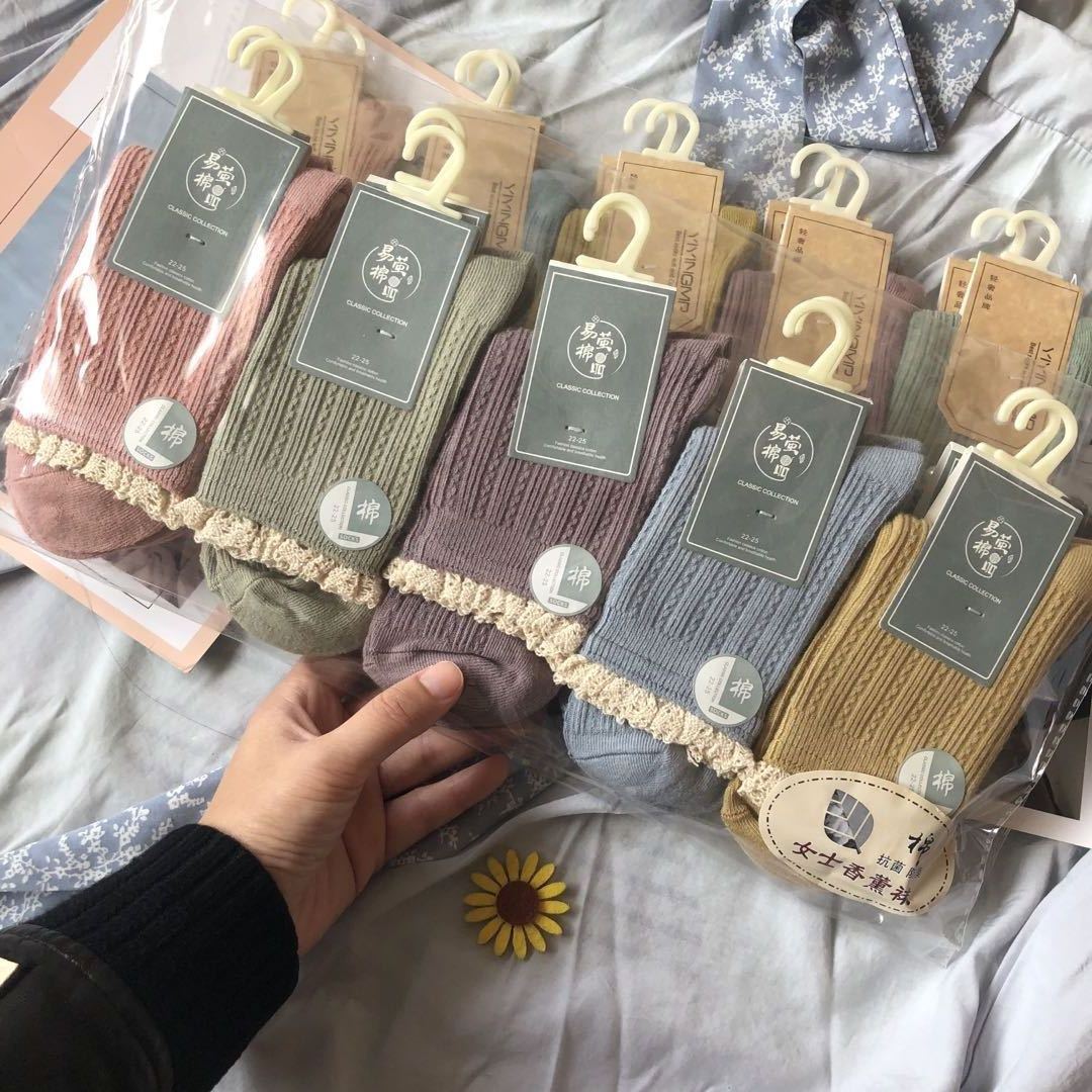 ¡Cada par tiene ganchos! Otoño de las nuevas mujeres de encaje de media pantorrilla calcetines de doble aguja de algodón peinado medias de color caramelo al por mayor