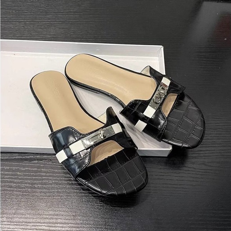 Pequeño botón de oro cocodrilo patrón de dedos franceses zapatillas de fondo plano para mujeres 2026 nuevas zapatillas frías de playa de arena suave