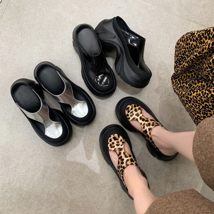 Dép sandal nữ da thật họa tiết da báo đế xuồng cao gót 9 cm — Trang chủ, màu đen, bạc chi tiết 82
