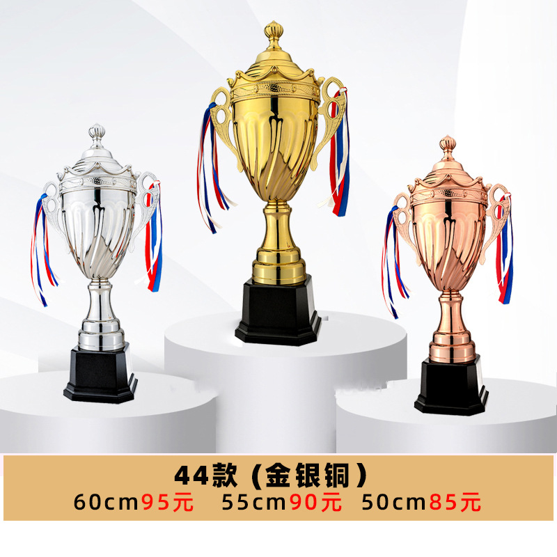 Trofeo de baloncesto de metal para eventos deportivos, trofeo grande de fútbol de cuatro columnas, artículos artesanales para celebraciones y premios, venta al por mayor del fabricante.