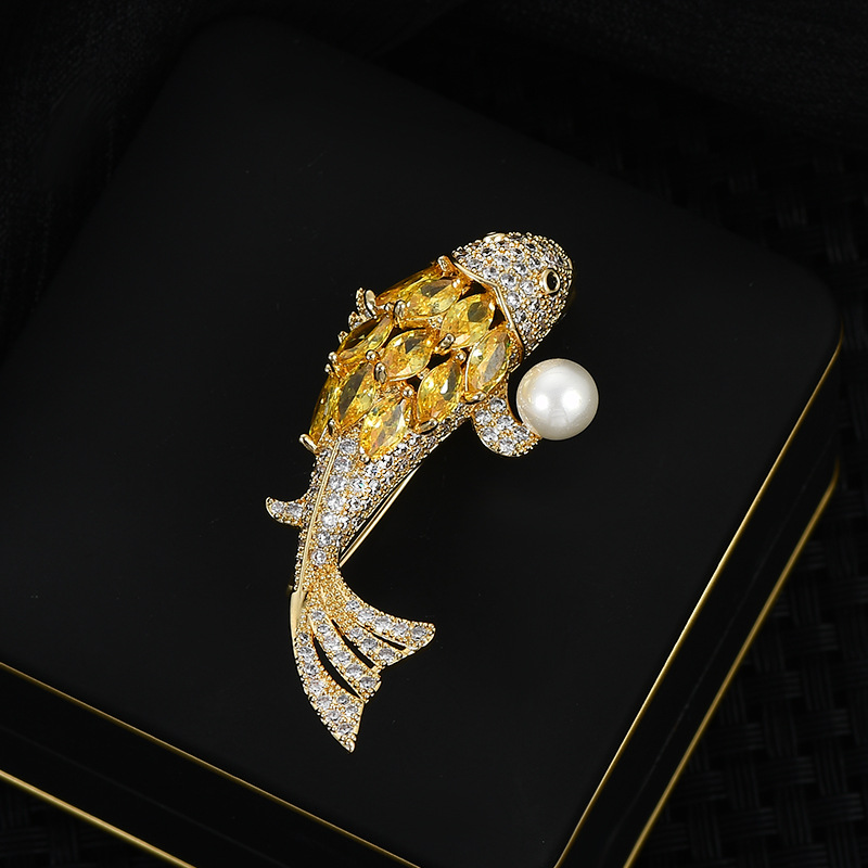 Buena suerte para la versión coreana de alta calidad oro diamante perla koi broche temperamento flor de pecho no se desvanece broche de traje al por mayor image 3