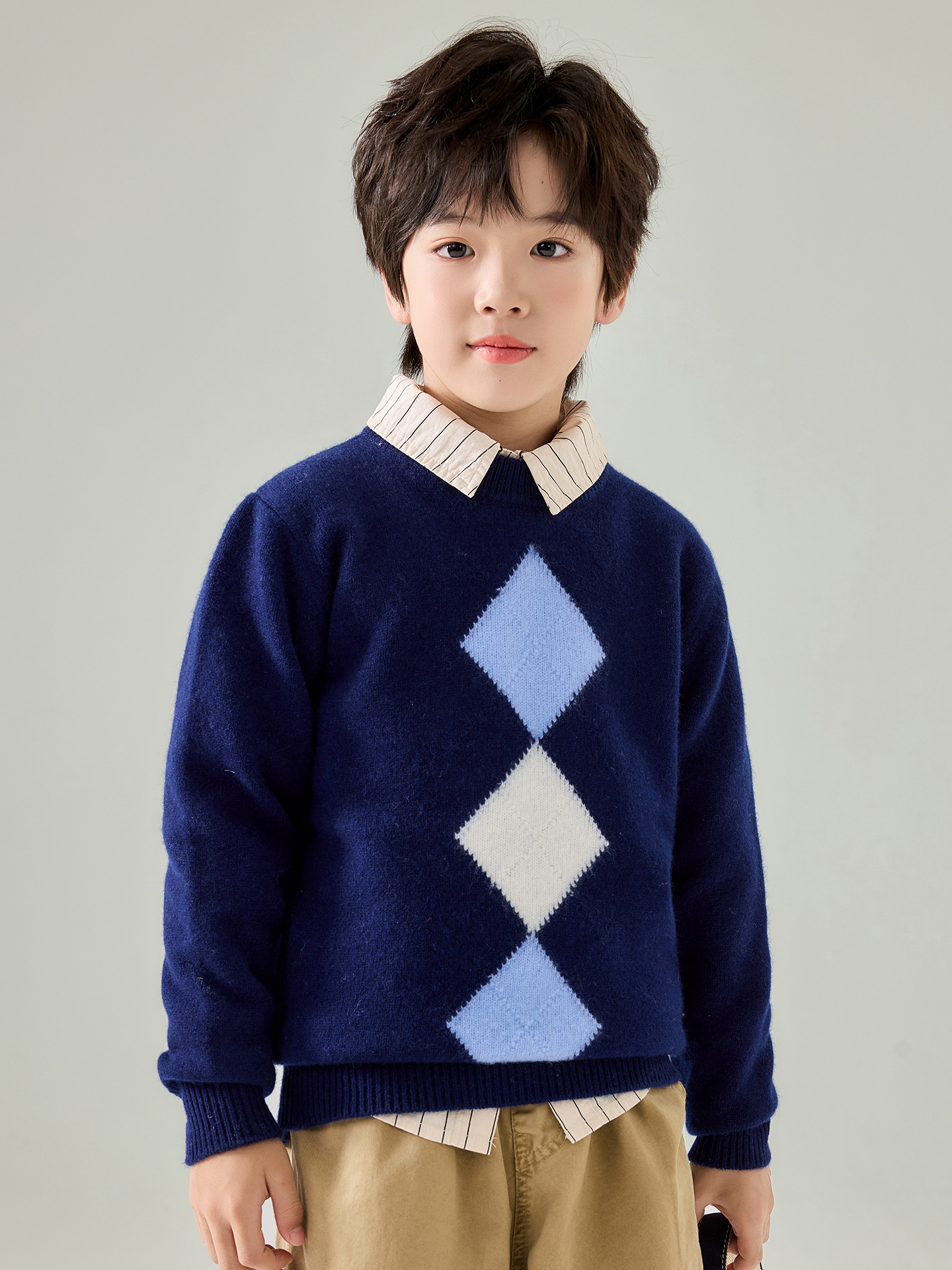 Boys' diamond pattern wool sweater, autumn and winter round neck color-blocked pullover, soft and warm children's knitted sweater.