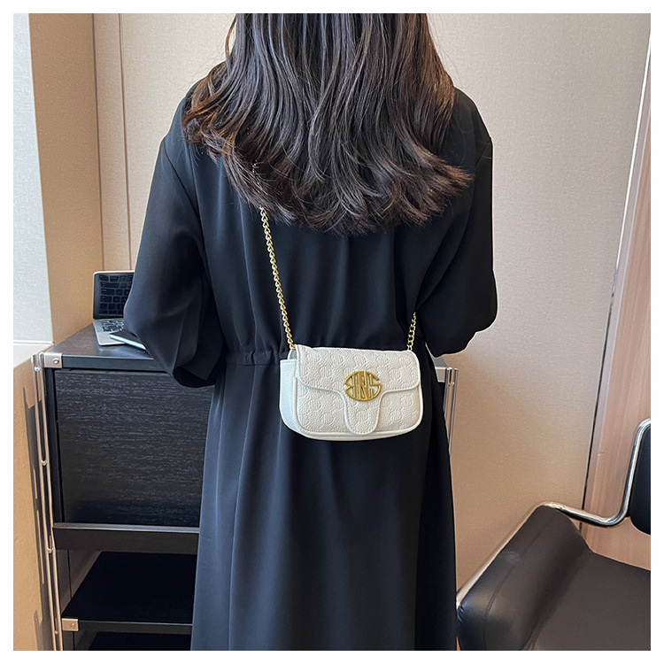 Torba na rame s lancem za žene s reljefnom teksturom moderna_voghion.com