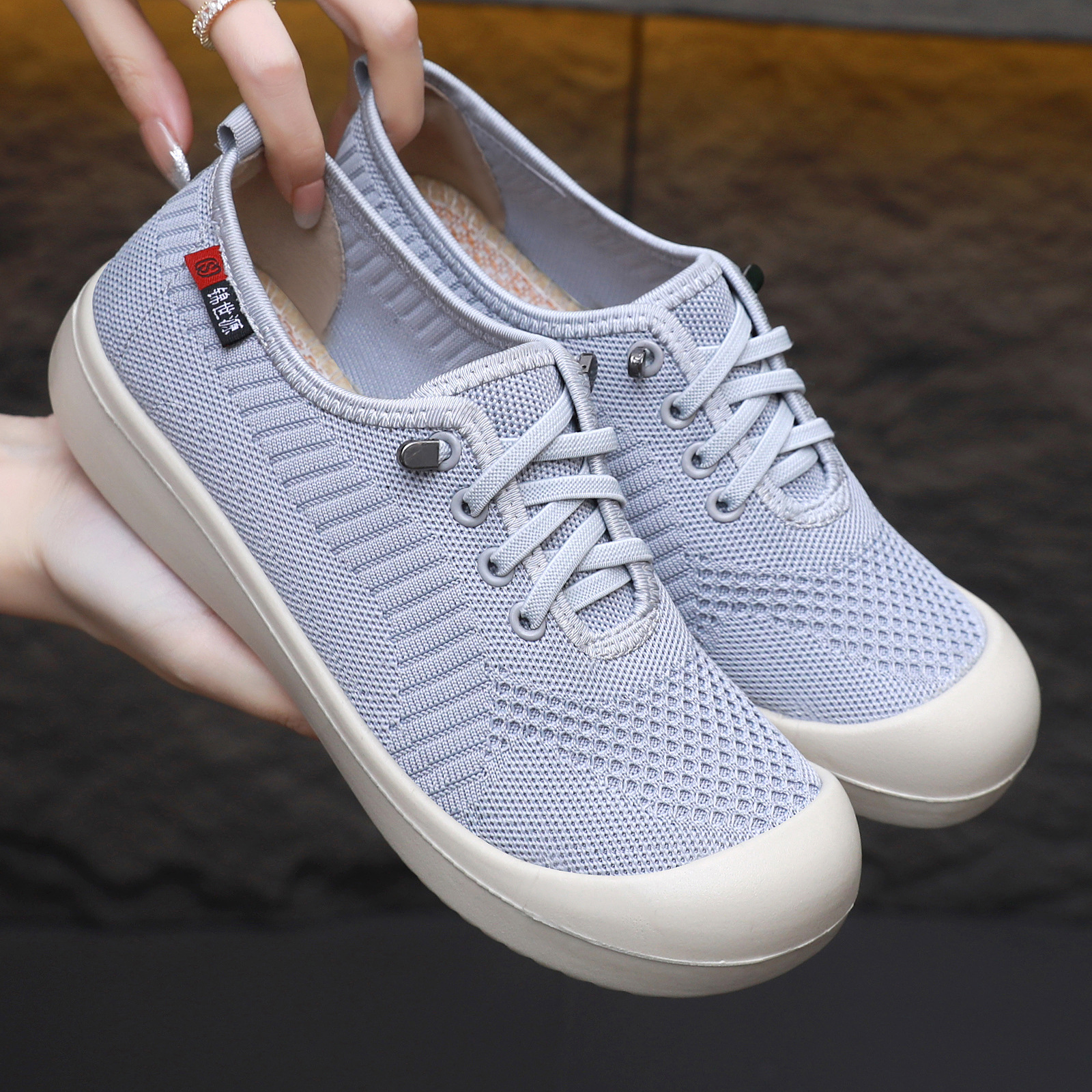 Zapatos de mujer zapatos casuales de primavera zapatos planos ligeros de moda versátil zapatos de madre con suela suave no cansados pies transpirables zapatos de tela única