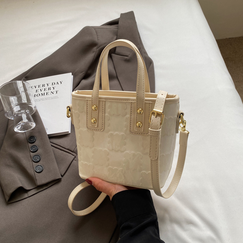 Bolsa de cubo de mano de moda coreana para mujeres primavera y verano 2024 nuevo nicho casual de moda universal mochila de hombro