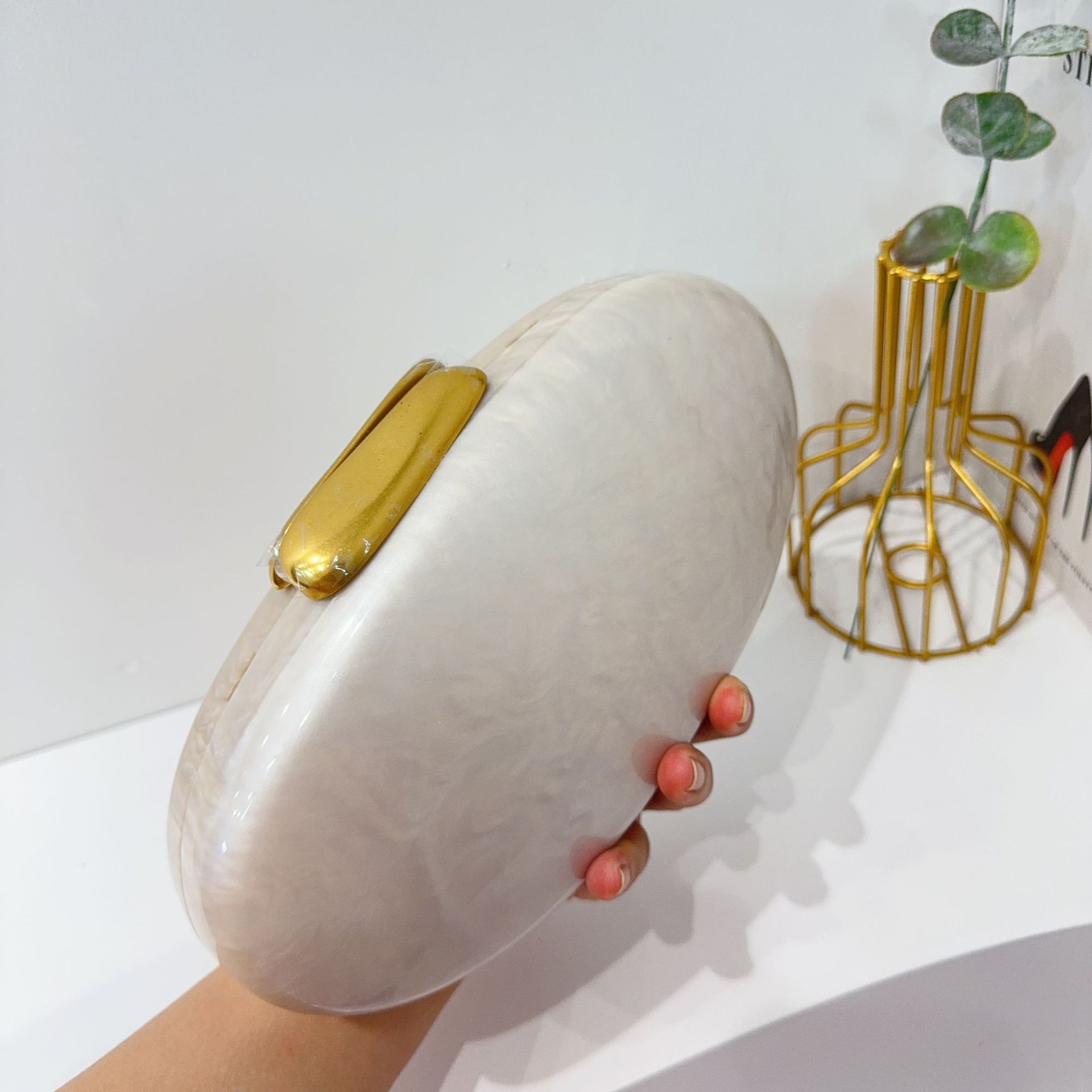 2024 Women's new European and American single-shoulder crossbody bag, irregular-shaped shell acrylic bag, fashionable wedding and dinner clutch undefined