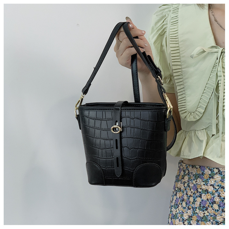 Nihaojewelry Fashion Texture Crocodile Pattern One-shoulder Messenger Bucket Bag Wholesale display picture 98