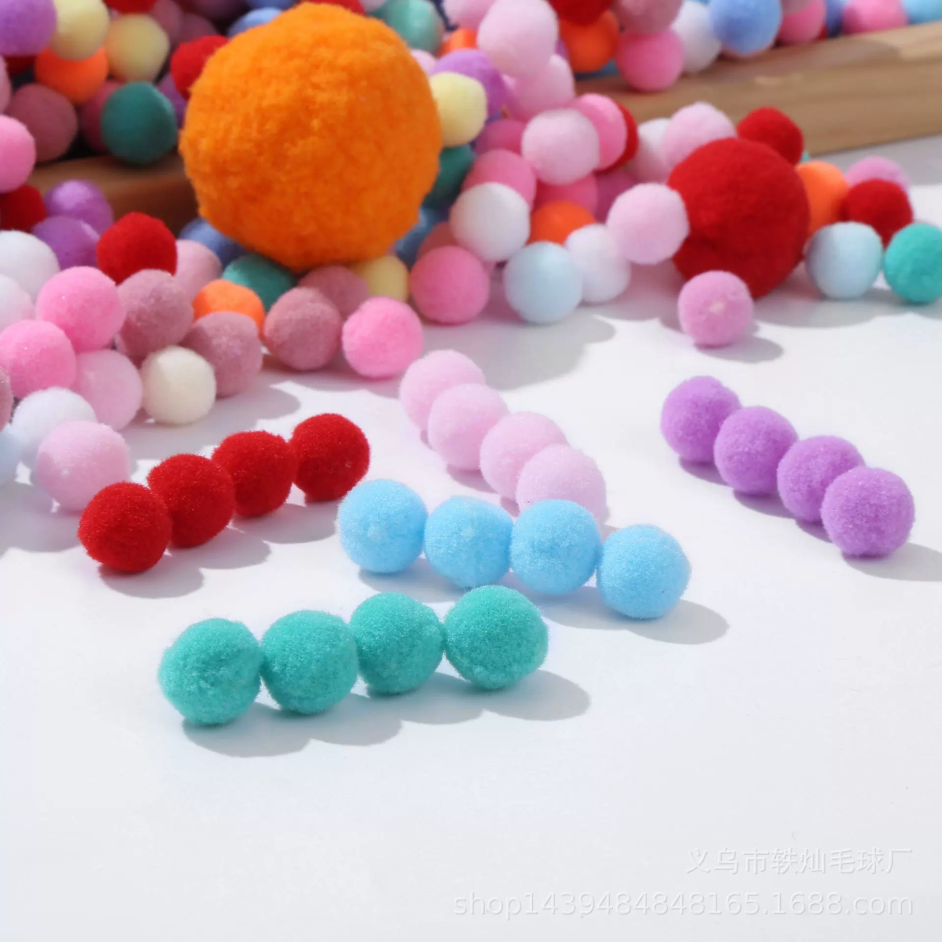 工厂定制涤纶高弹小毛球DIY毛绒球圣诞装饰服装辅料玩具配件彩球