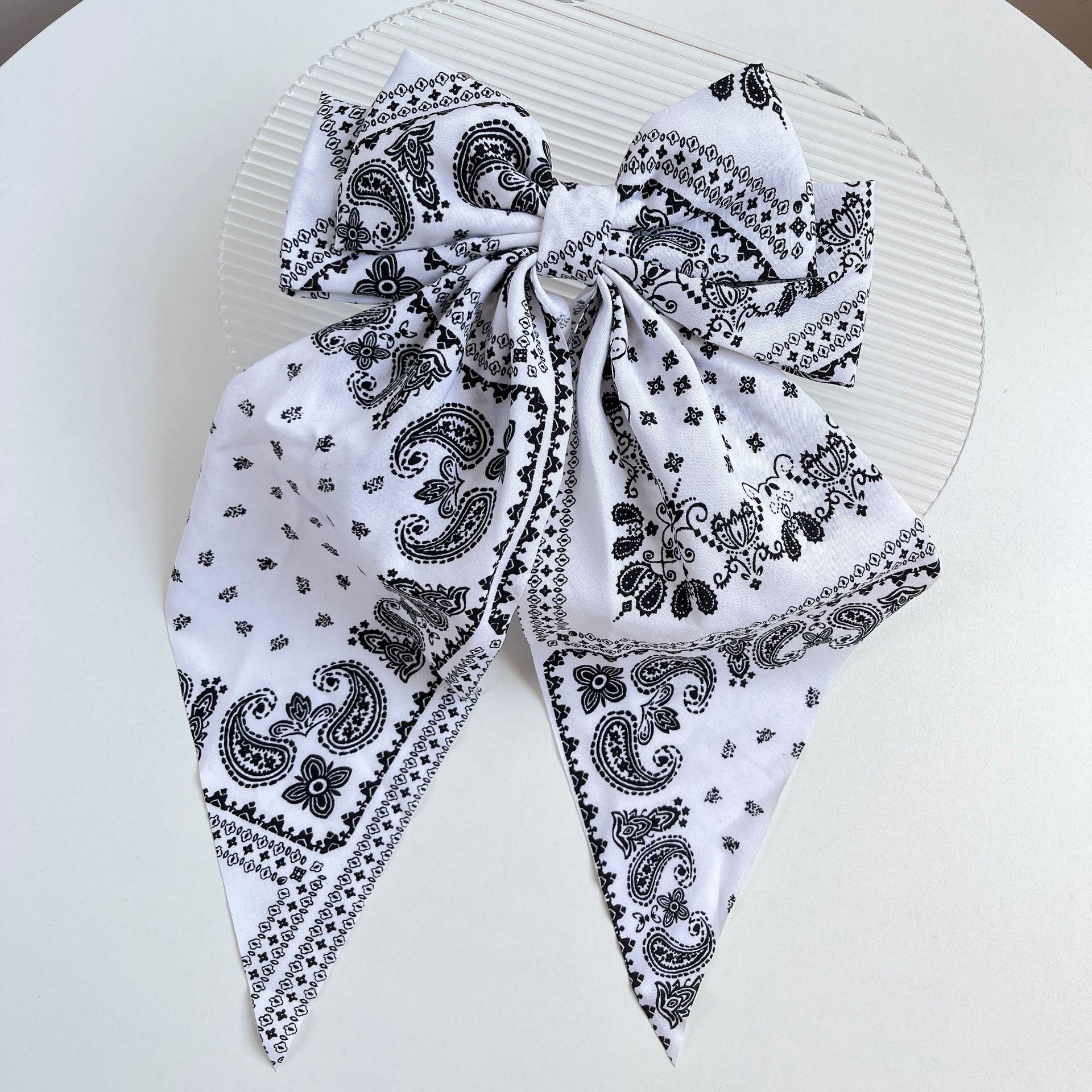 흰색으로 인쇄된 활