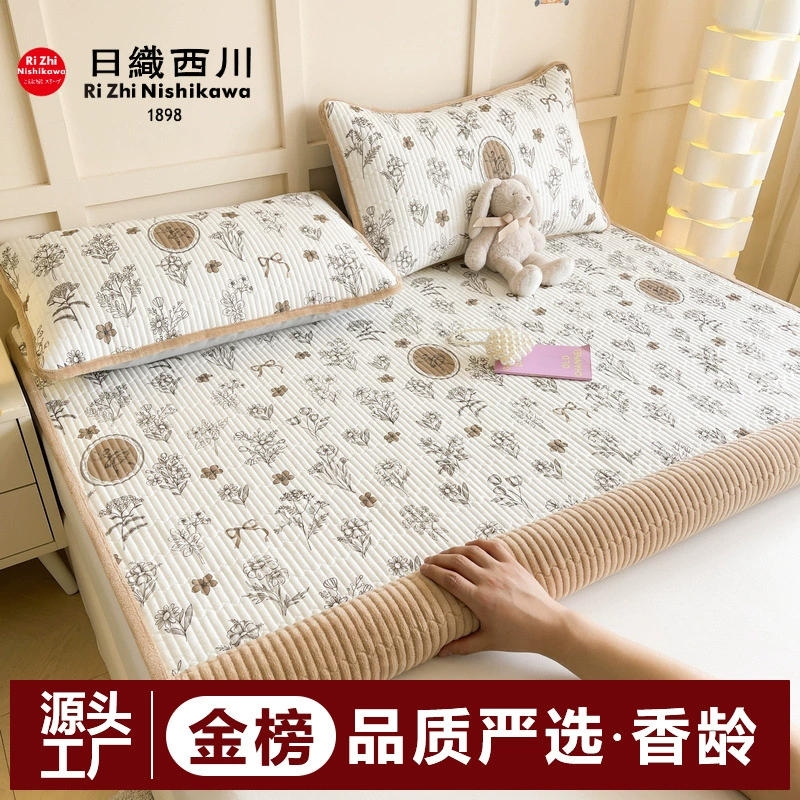 Новый всесезонный комплект из трех предметов: одеяло-матрасник из хлопка с цифровой печатью (версия A) и одеяло-матрасник из молочного вельвета (версия B).